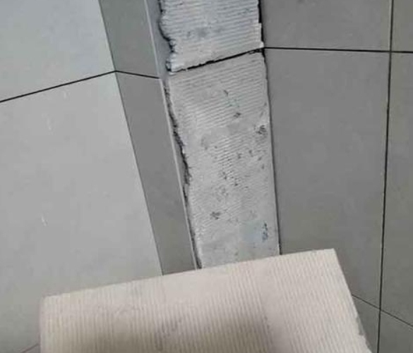 科尔沁右翼前瓷砖空鼓维修公司分享下厨房瓷砖脱落的补救措施。